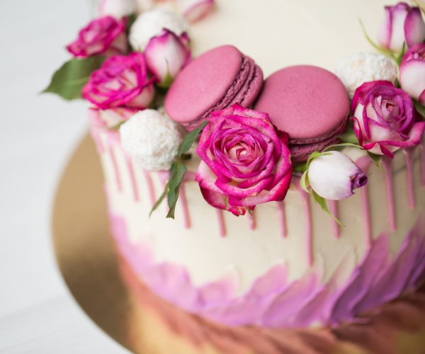 cake-with-roses-sweets-and-lilac-macaroons-pvt4cnvktntw915uhp4o20ncisrbyrgt69z41sflag